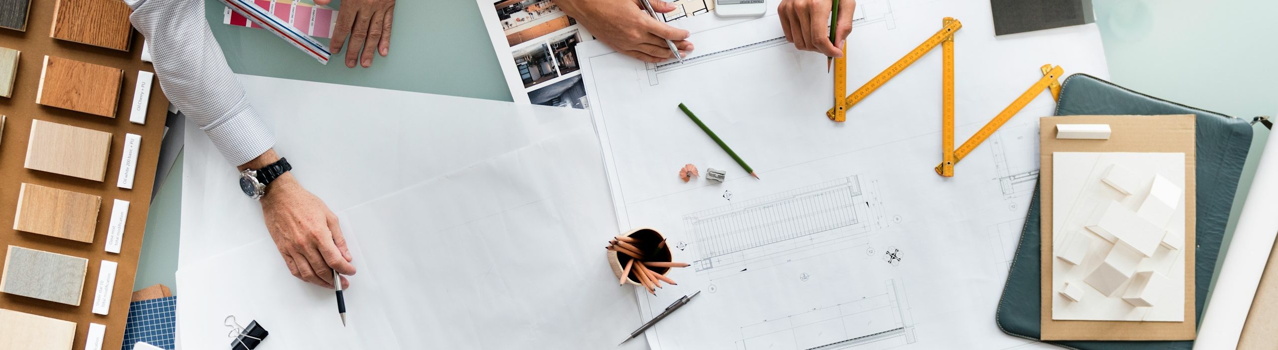 Gemeinsame Planung an einem Arbeitstisch